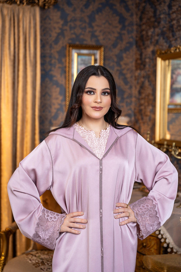 Djellaba traditionnelle en crêpe Kadi rose perlé – manches mssaous asîl et qamis brodé