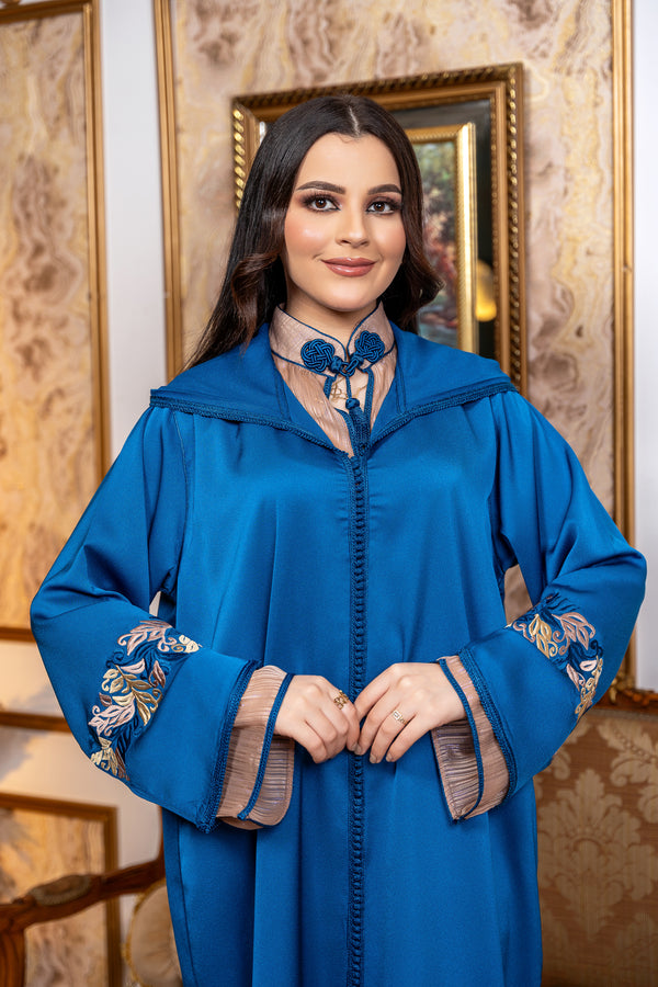 Djellaba marocaine de luxe avec chemise intérieure – confectionnée en Crêpe Cady avec tresse faite main, demi-Dziri traditionnel, et accompagnée de babouches brodées.