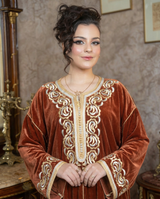 Caftan en Velours Mobra cuivre royal à épaules tombantes – Sfifa dorée et cuivrée, broderie artisanale raffinée