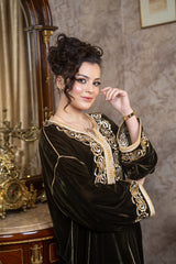 Caftan en Velours Mobra Vert Olive Foncé | Broderie Dorée Élégante & Coupe Épaules Tombantes
