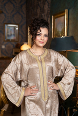 Caftan marocain en tissu Kamkha avec sfifa royale et aâkad assortis – Beige champagne doré