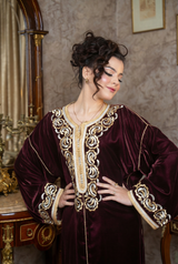 Caftan marocain en velours Mobra bordeaux profond | Broderie dorée luxueuse & coupe épaules tombantes