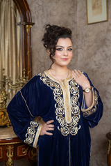 Caftan en Velours Mobra Bleu Royal – Broderie dorée luxueuse, épaules tombantes et finitions Sfifa raffinées