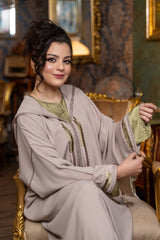 Djellaba marocaine 2 pièces  beige sable | Broderie sboula & qamis vert olive en crêpe satin