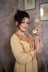 Jabador marocain beige caramel chaud | Broderie marocaine raffinée et finitions dorées élégantes