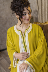 Kimono marocain luxe jaune olive avec caftan ivoire | Dfira complète vert olive, finitions œil et sourcil, crêpe premium